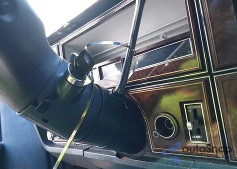 1979 Lincoln Continental z USA, uszkodzony, nr VIN 9Y82S748207